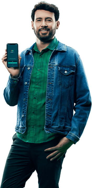 Homem segurando um celular