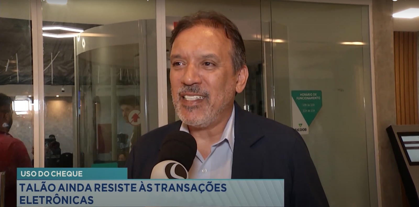 Diretor Administrativo do Sicoob AC Credi, José Elias Neto sendo entrevistado pela equipe de reportagem da TV Leste